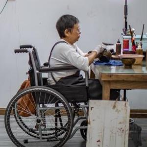 微信分享圖 (社會)(3)打造大漆藝術空間 “巧”手“制”出就業(yè)路