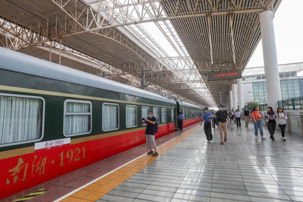 上?；謴?fù)開(kāi)行至嘉興紅色旅游列車