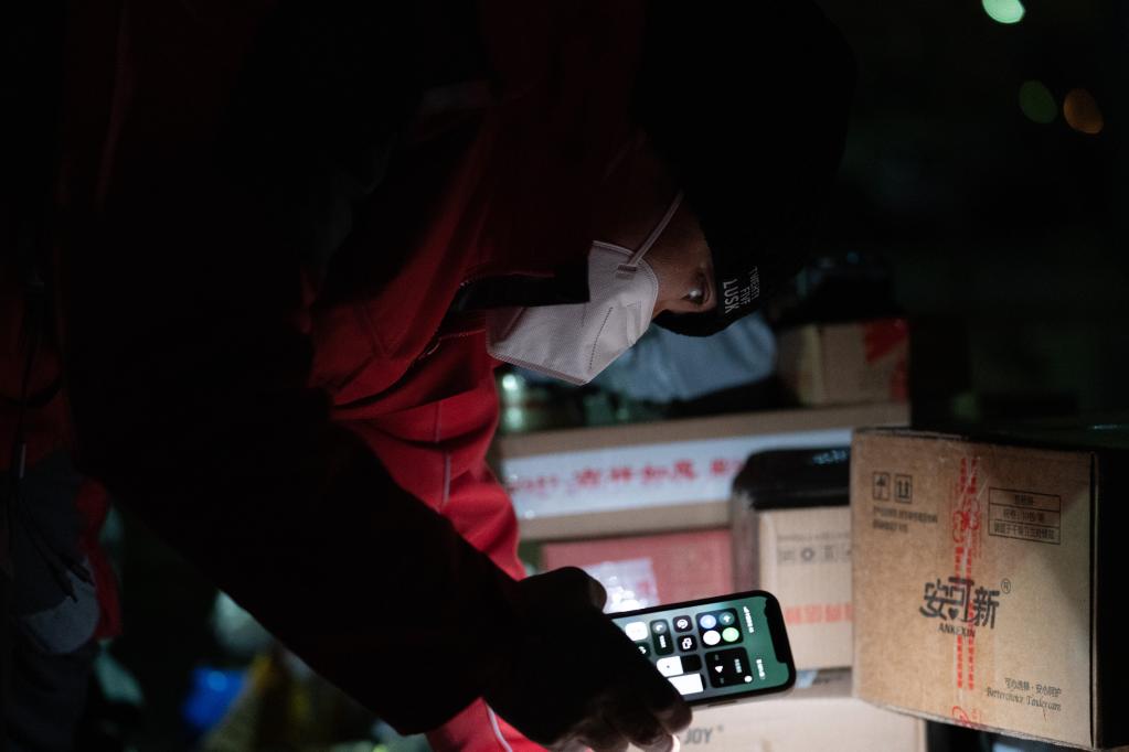 新華全媒+丨京外支援、夜間派送，疏通北京快遞堵點