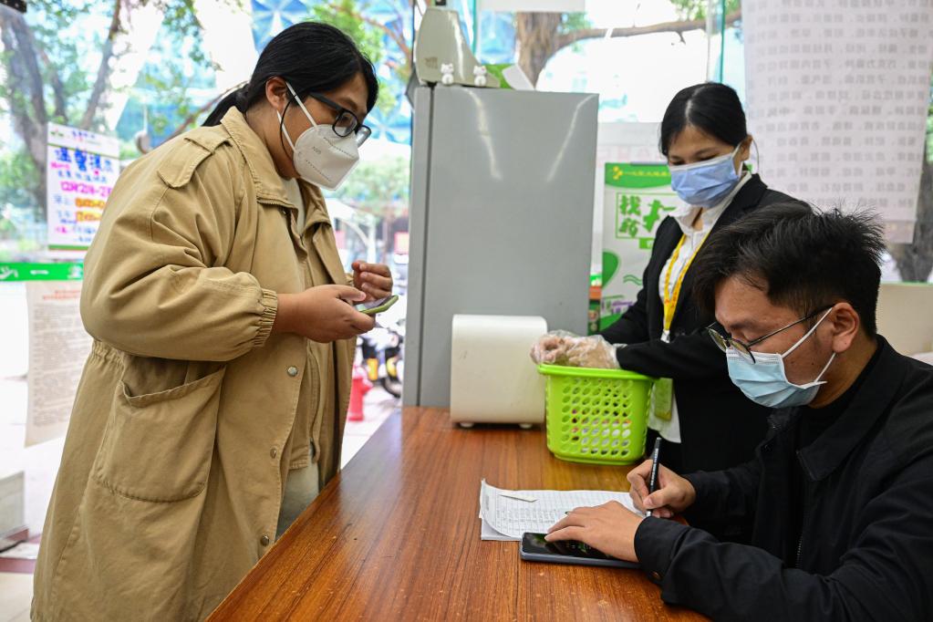 新華全媒+丨?？诿赓M(fèi)發(fā)放退燒藥等藥品7萬余粒