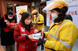 北京：送給外賣、快遞小哥的“防疫關(guān)愛包”