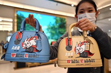 海口國(guó)際免稅城里的“兔年”商品