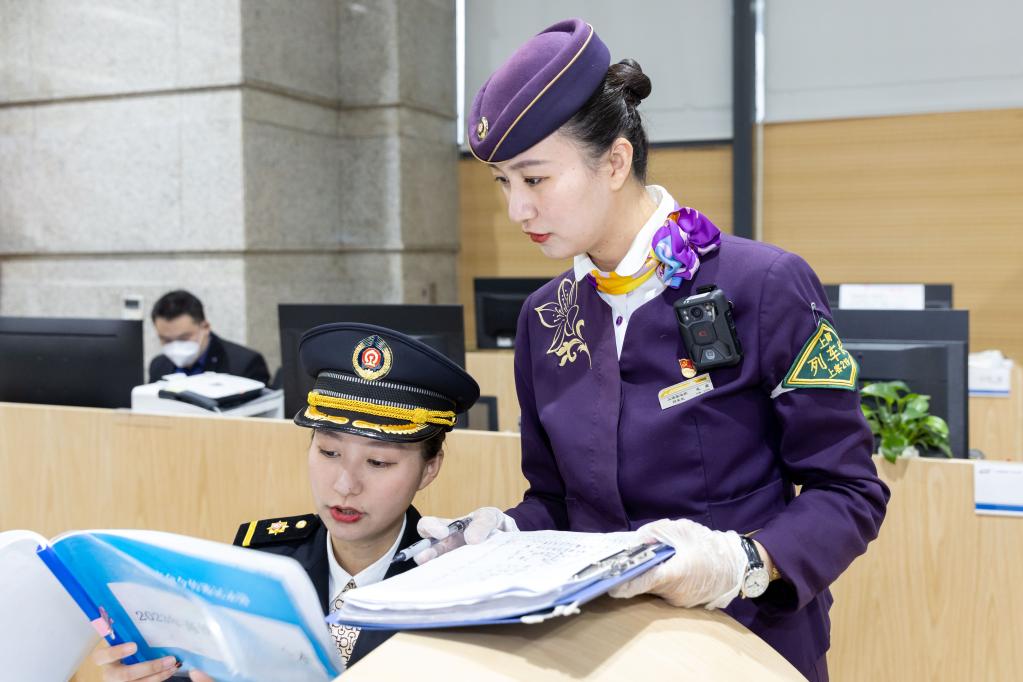 新華全媒+丨鐵路姐妹花，守護春運回家路