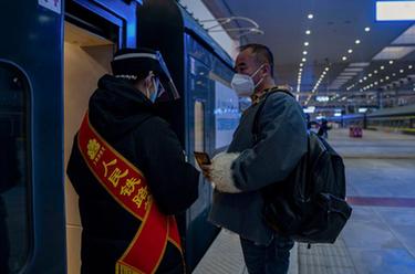 新華全媒+·新春走基層丨坐上自己曾駕駛的火車，他沿著青藏線回家過(guò)年