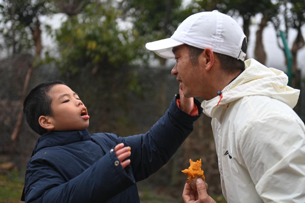 新華全媒+丨這位父親，推著兒子跑過56個馬拉松