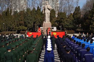 “把雷鋒精神代代傳承下去！”——軍地青年典型代表祭掃雷鋒墓側(cè)記