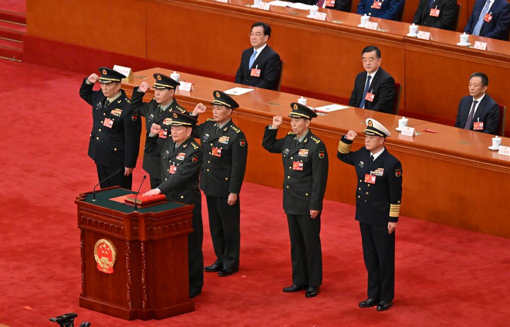 中央軍事委員會副主席、委員進(jìn)行憲法宣誓