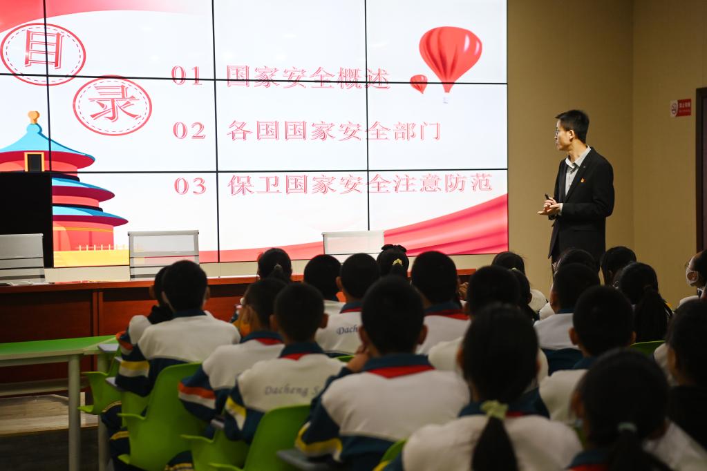 新華全媒+丨主題班會、禁毒宣傳、安全講座——全民國家安全教育日活動進(jìn)校園