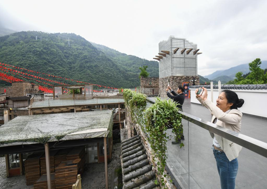 新華全媒+丨15年后，他們再次回到曾經奮戰(zhàn)的地方