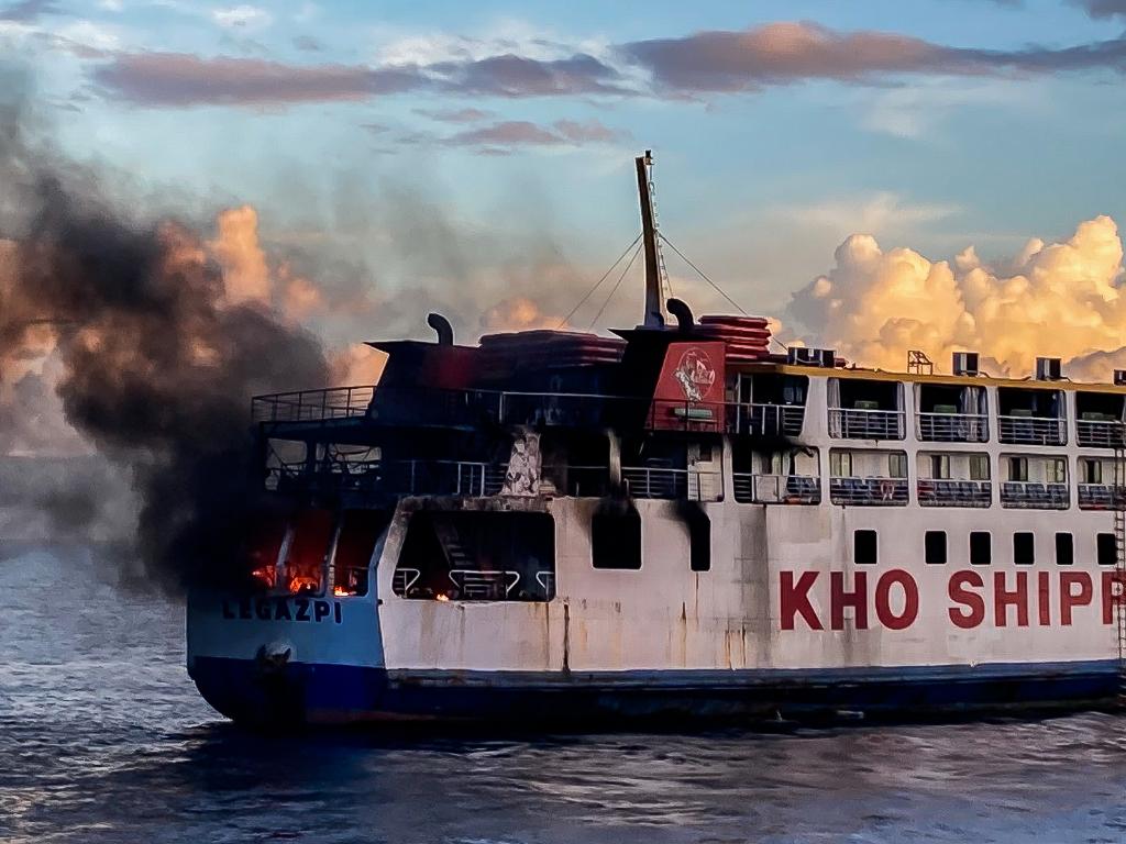菲律賓渡輪海上起火 120人盡數(shù)獲救