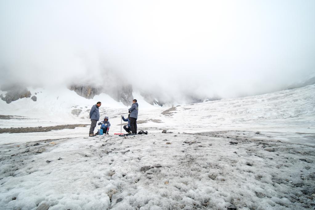 新時(shí)代中國(guó)調(diào)研行·長(zhǎng)江篇丨玉龍雪山上的一片雪花，長(zhǎng)江里的一滴水