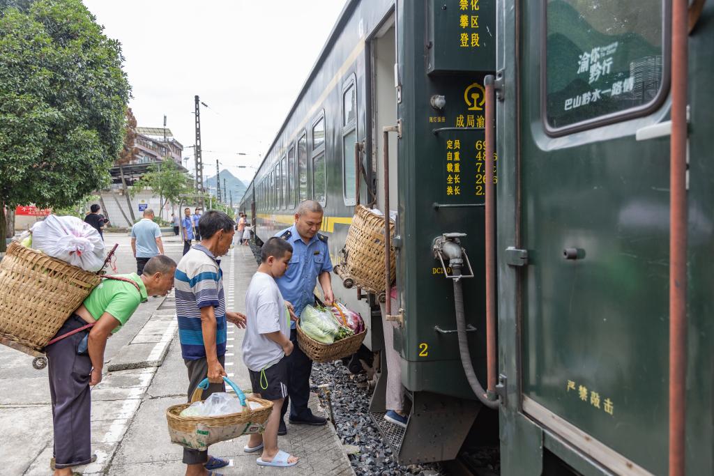 逛集市、賞非遺——特色“小慢車”豐富旅客出行體驗(yàn)