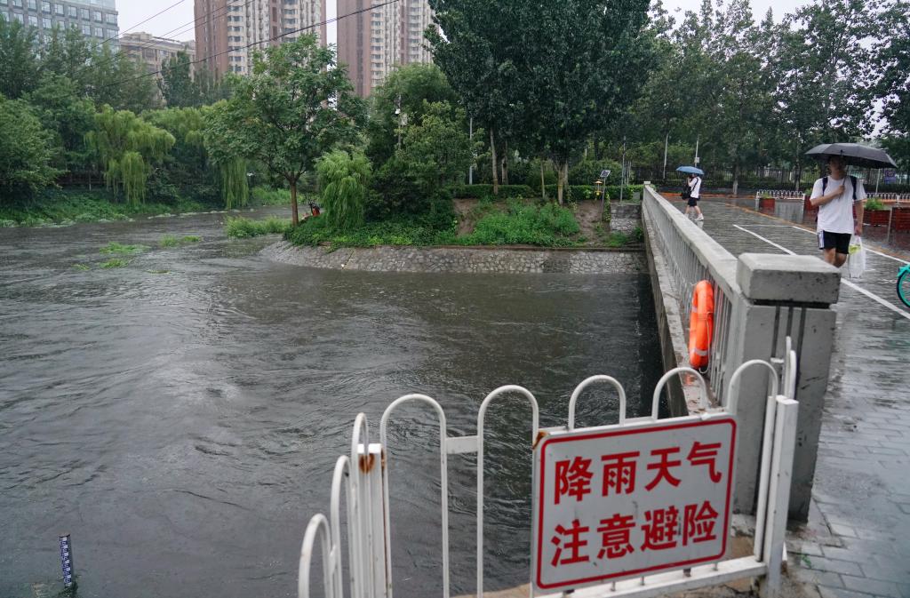 新華全媒+丨暴雨紅色預警繼續(xù) 多部門部署應對工作