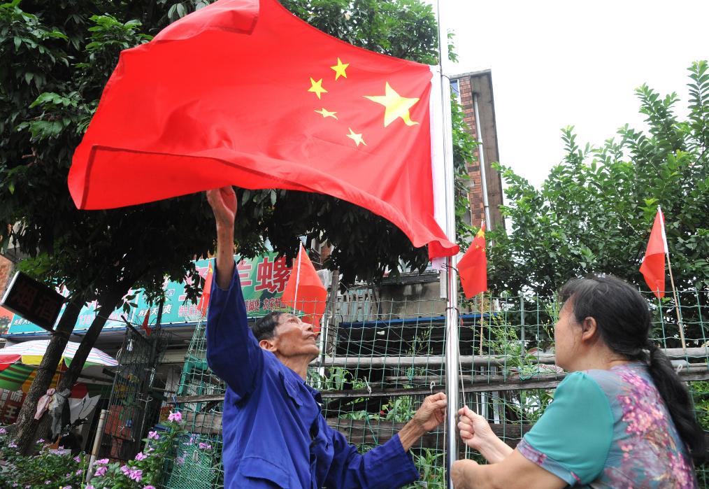新華全媒+丨在家門(mén)口升國(guó)旗，這位八旬老黨員堅(jiān)持了29年