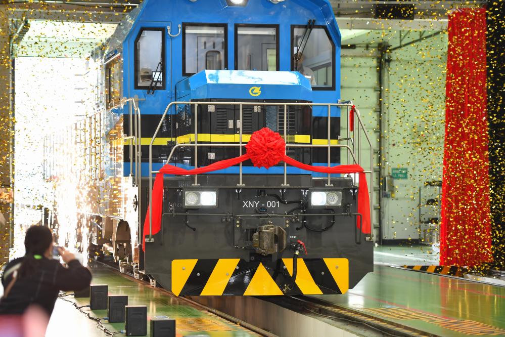 新華全媒+丨我國(guó)首臺(tái)新造大功率純電調(diào)車機(jī)車下線