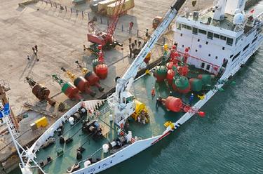 萊州灣海域更新航標(biāo) 保障冬季航海安全