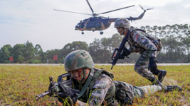 直擊第74集團(tuán)軍某特戰(zhàn)旅“劍鋒對決”比武
