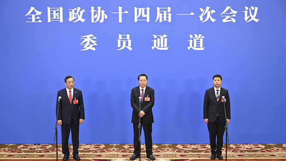 全國(guó)政協(xié)委員接受采訪(fǎng)