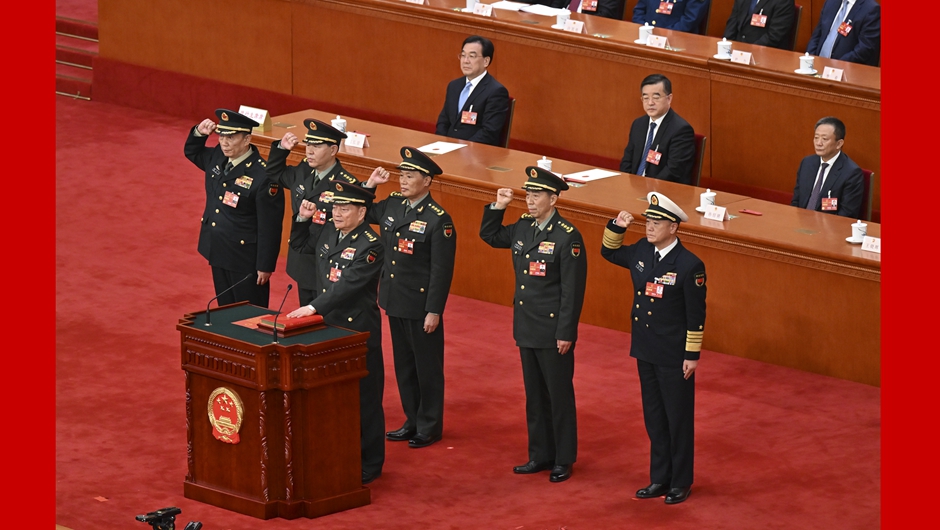 中央軍事委員會副主席、委員進(jìn)行憲法宣誓