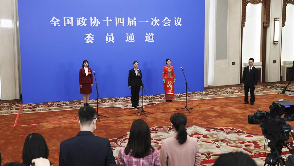全國(guó)政協(xié)委員接受采訪(fǎng)