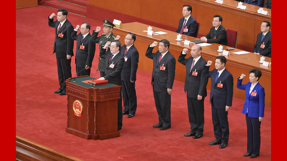 國(guó)務(wù)院副總理、國(guó)務(wù)委員、秘書長(zhǎng)進(jìn)行憲法宣誓
