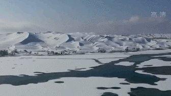 新疆：罕見！塔克拉瑪干沙漠降雪 “沙海”變“雪海”