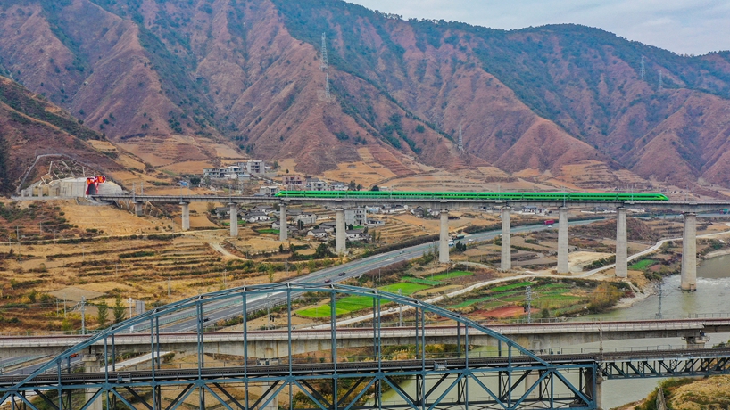 新路騰躍橫斷山——寫(xiě)在新成昆鐵路全線(xiàn)通車(chē)之際